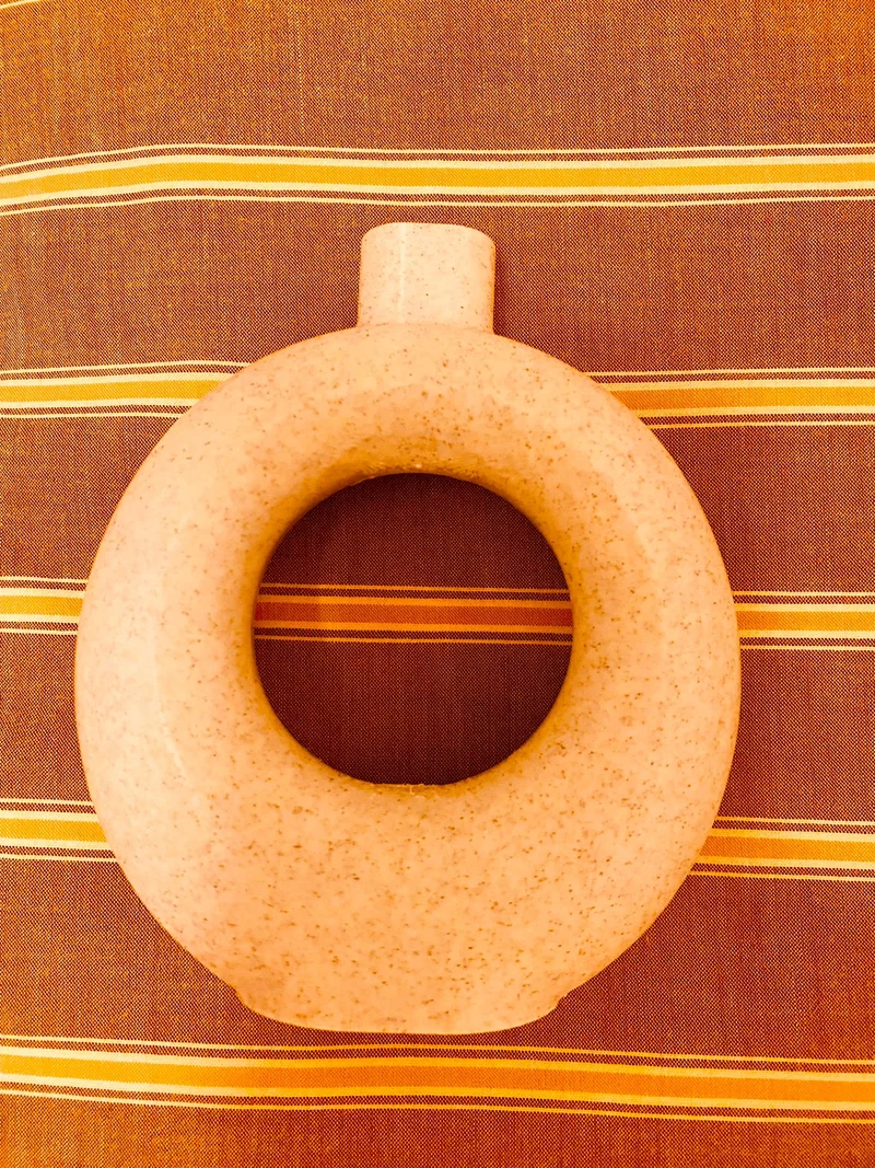 Vase nordique moderne avec design en anneau circulaire