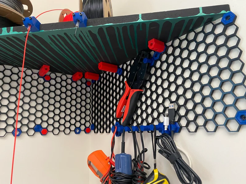Adaptateur pour étagères flottantes sur un mur en nid d'abeille