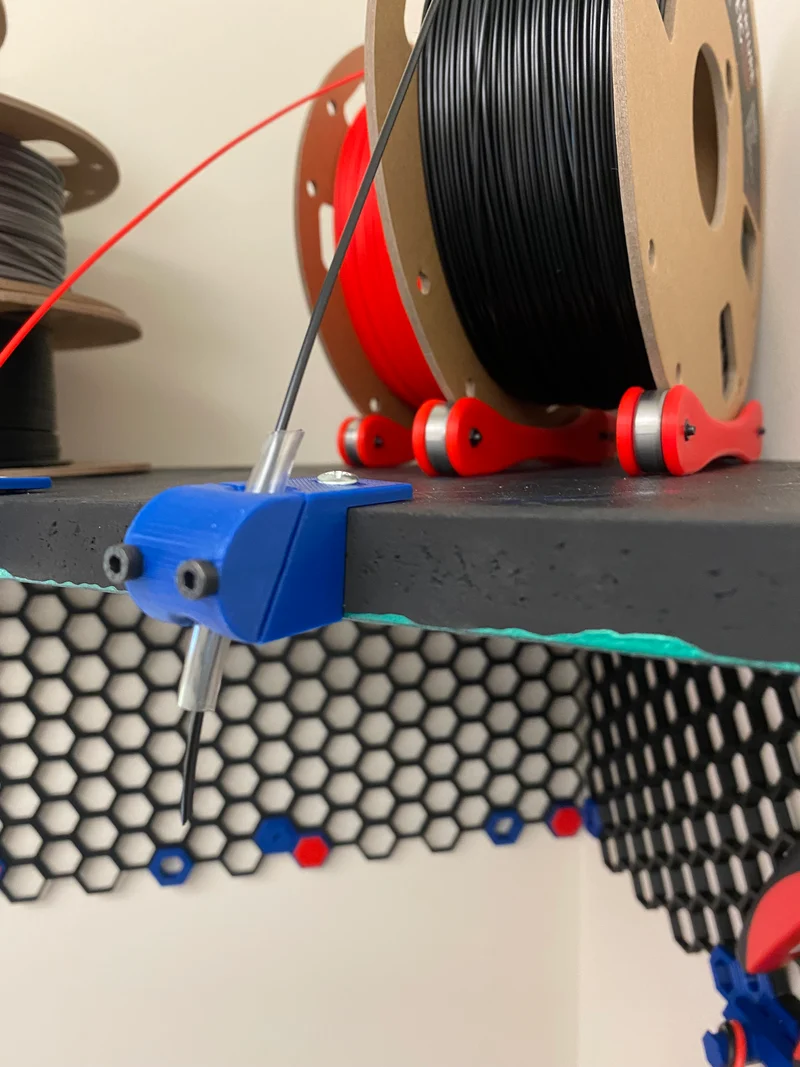 Adaptateur pour étagères flottantes sur un mur en nid d'abeille