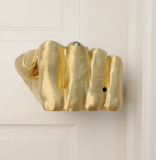 Poignée de porte amusante avec majeur