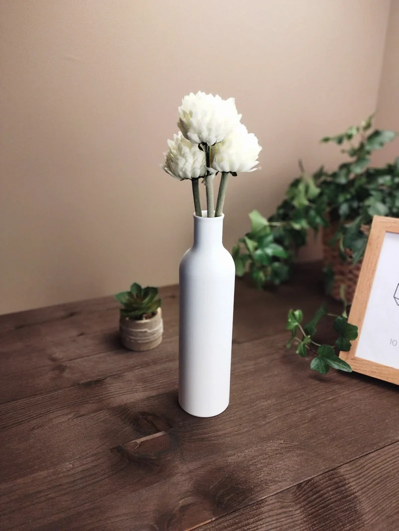 Vase tube minimaliste avec un design élégant en col de bouteille
