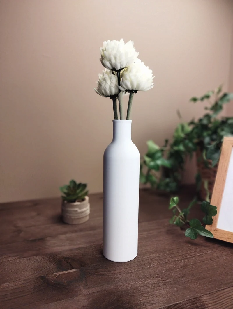 Vase tube minimaliste avec un design élégant en col de bouteille