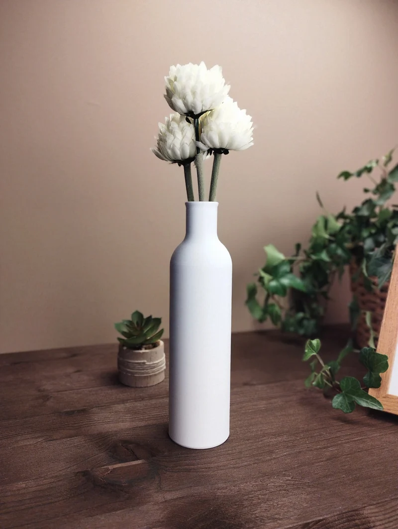 Vase tube minimaliste avec un design élégant en col de bouteille