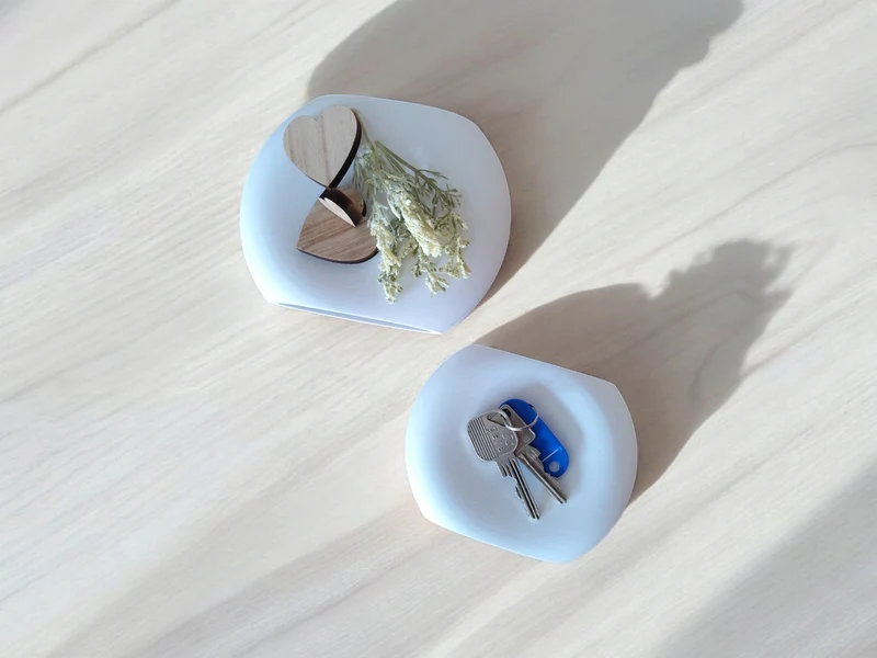 Plateau décoratif et pratique avec design en galets de rivière