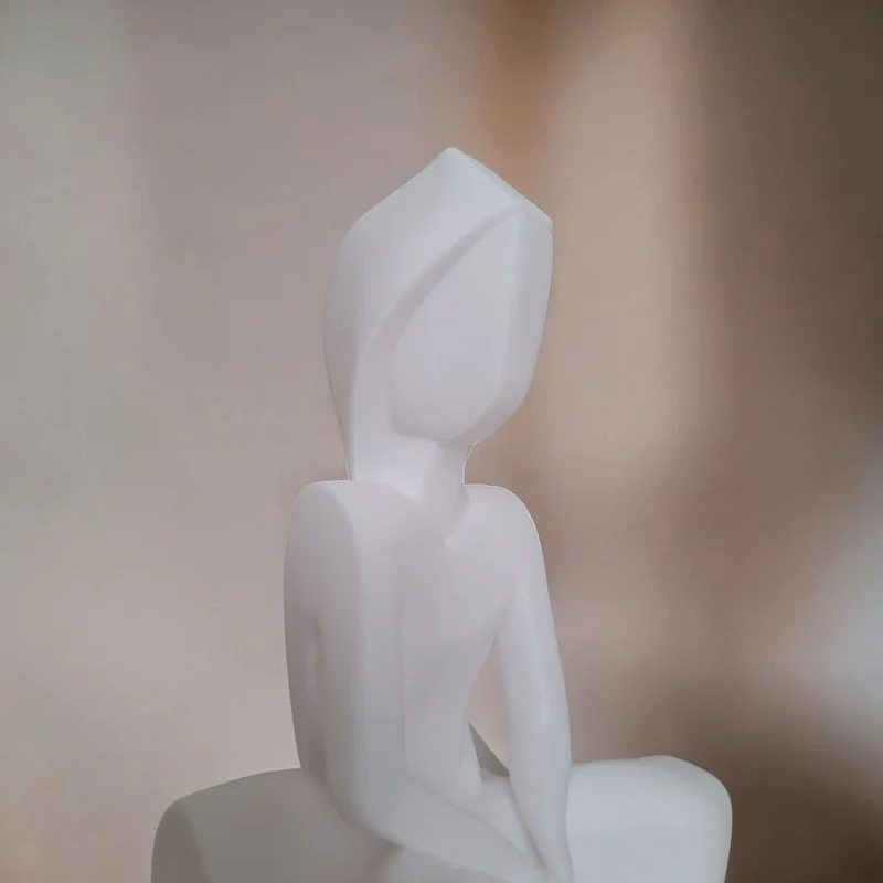 Sculpture minimaliste de la femme silencieuse