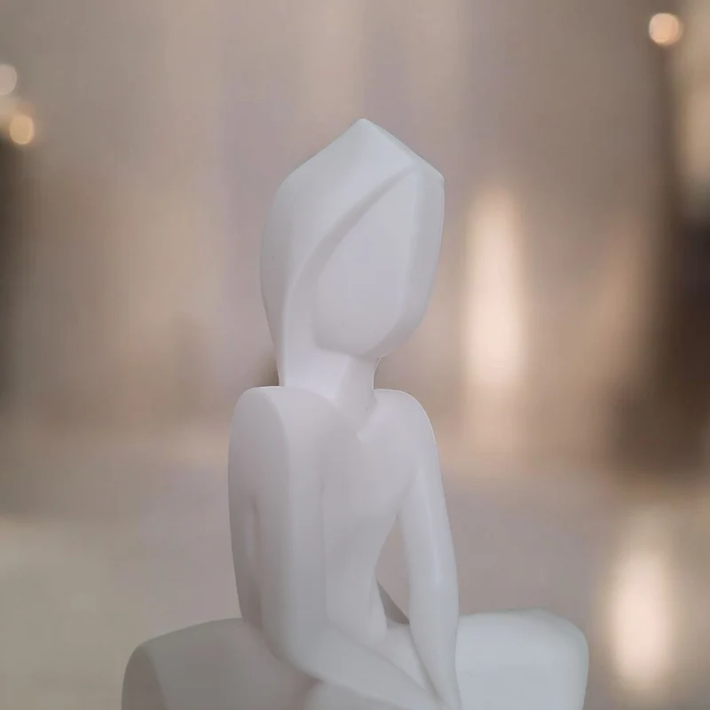 Sculpture minimaliste de la femme silencieuse