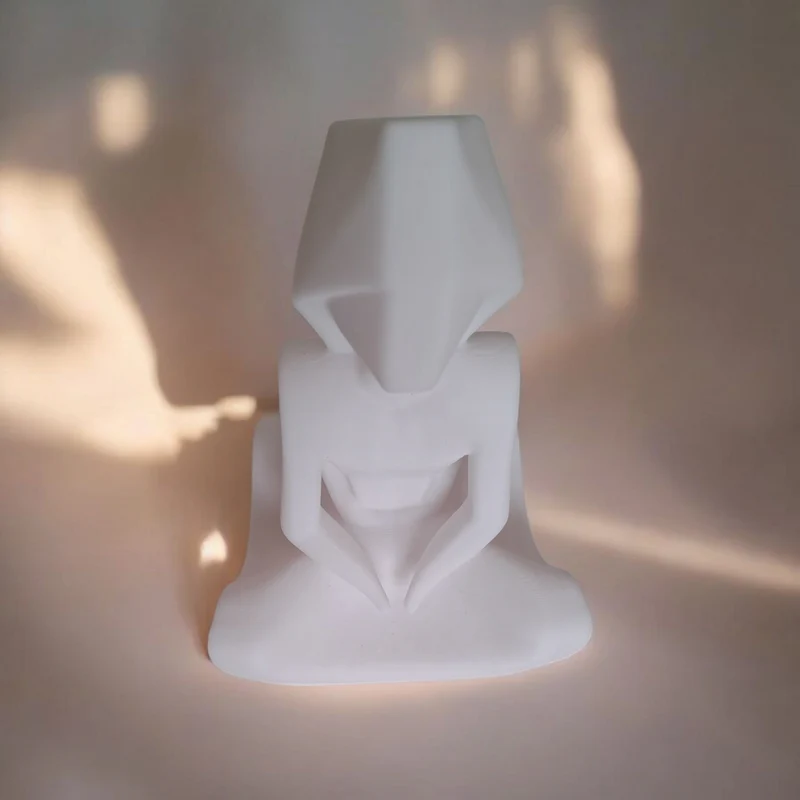 Sculpture minimaliste de la femme silencieuse