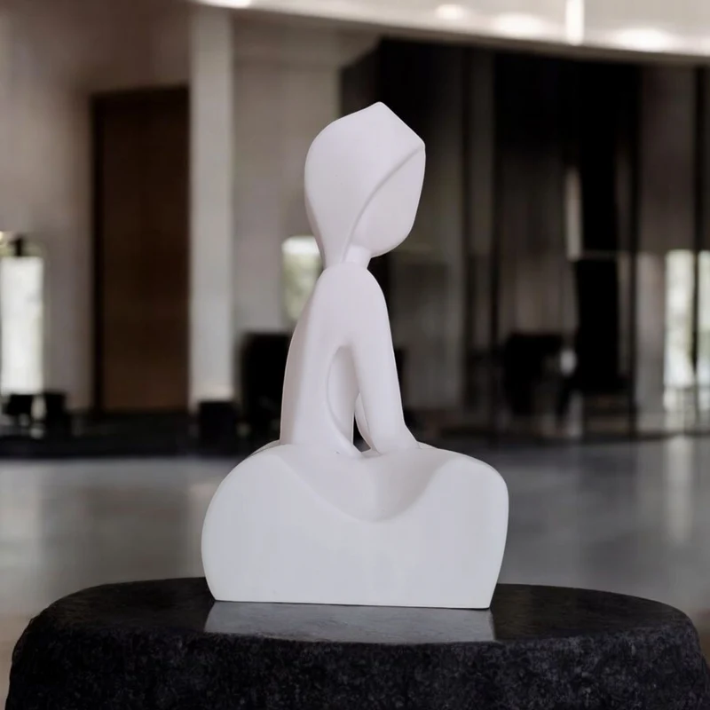 Sculpture minimaliste de la femme silencieuse
