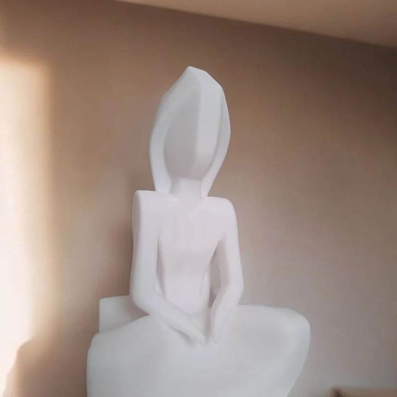 Sculpture minimaliste de la femme silencieuse