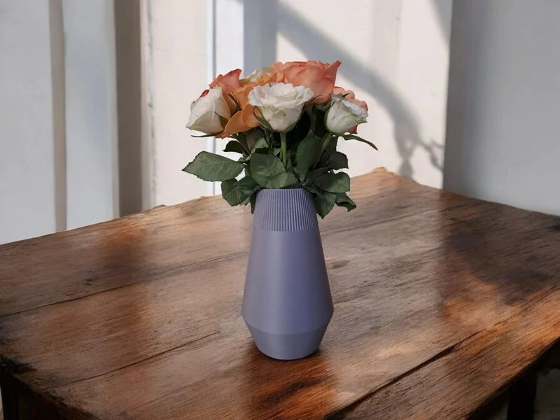 Vase égyptienne moderne avec design côtelé