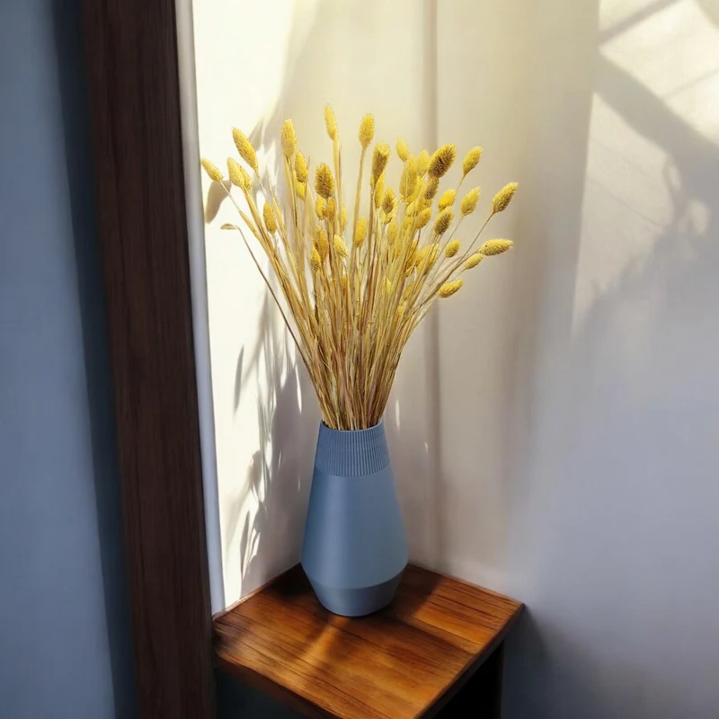 Vase égyptienne moderne avec design côtelé