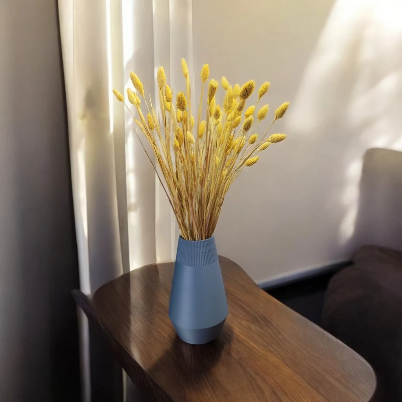 Vase égyptienne moderne avec design côtelé