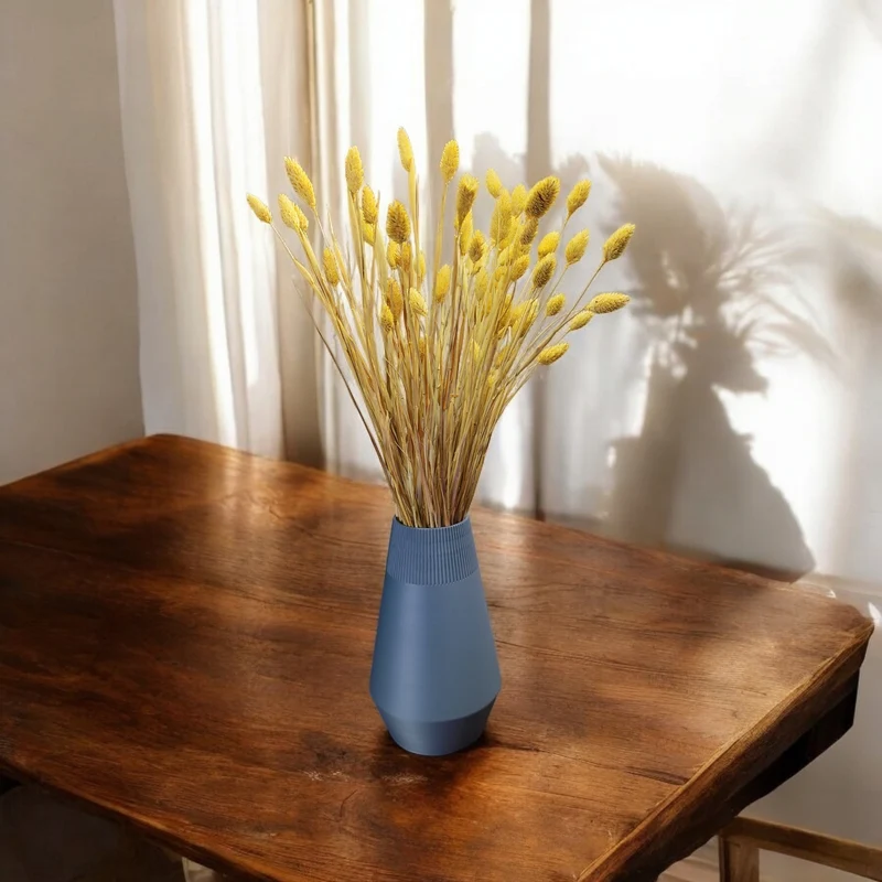 Vase égyptienne moderne avec design côtelé