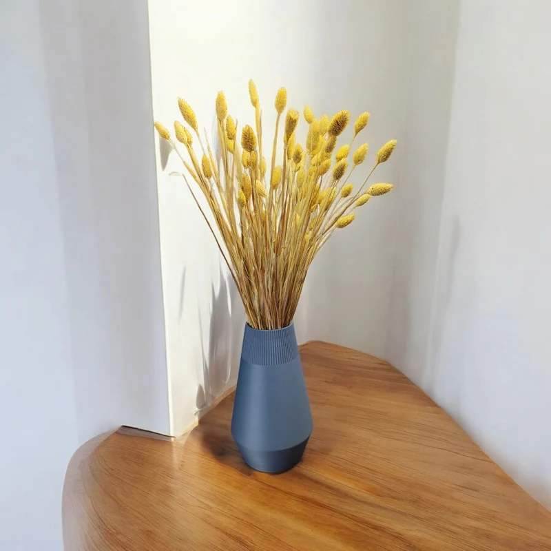 Vase égyptienne moderne avec design côtelé
