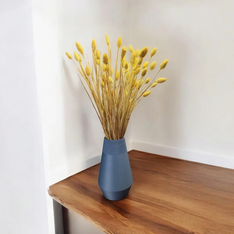 Vase égyptienne moderne avec design côtelé