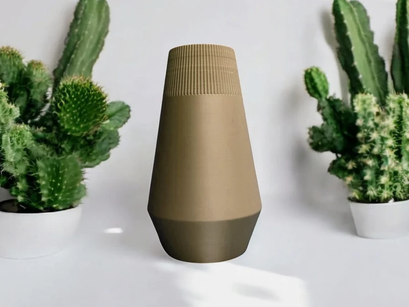 Vase égyptienne moderne avec design côtelé