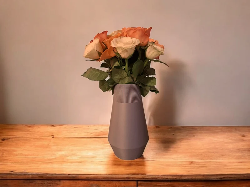 Vase égyptienne moderne avec design côtelé