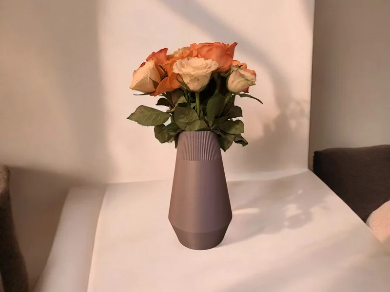 Vase égyptienne moderne avec design côtelé