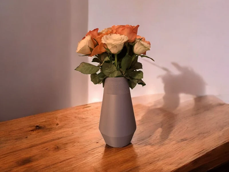Vase égyptienne moderne avec design côtelé