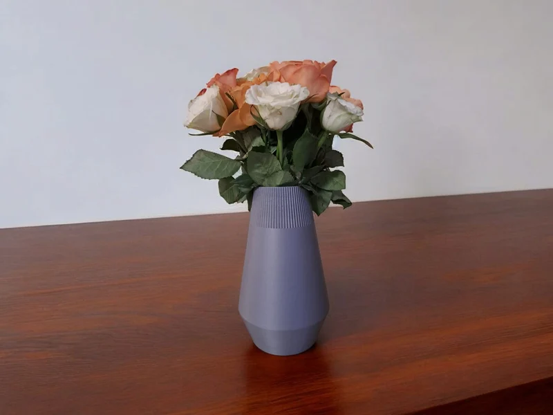 Vase égyptienne moderne avec design côtelé
