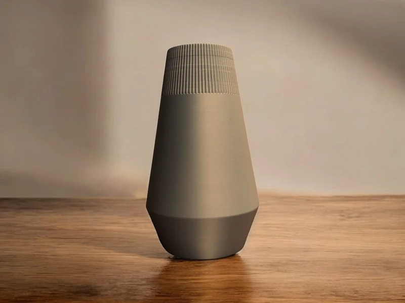 Vase égyptienne moderne avec design côtelé