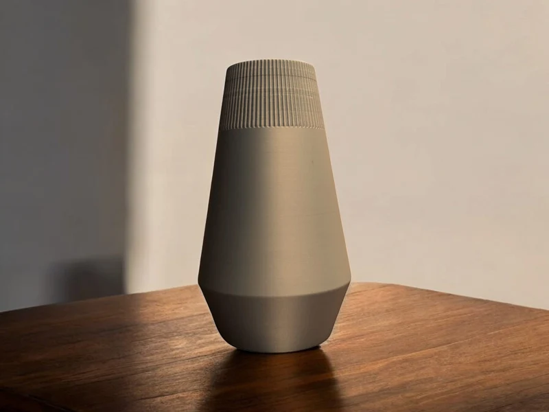 Vase égyptienne moderne avec design côtelé