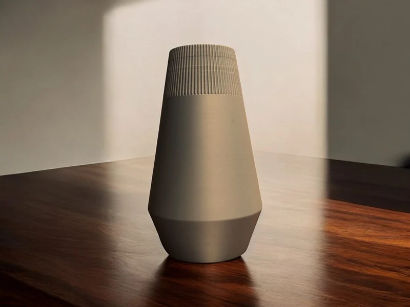 Vase égyptienne moderne avec design côtelé