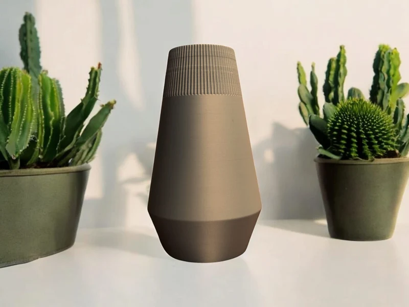 Vase égyptienne moderne avec design côtelé