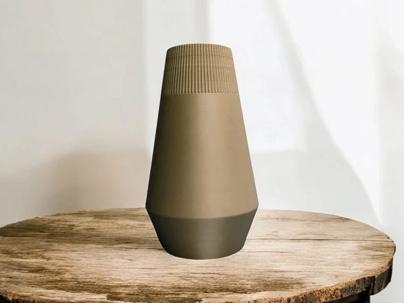 Vase égyptienne moderne avec design côtelé