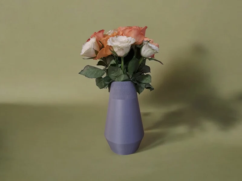 Vase égyptienne moderne avec design côtelé