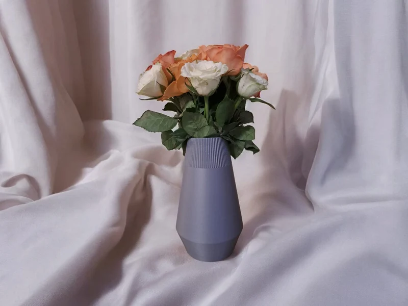 Vase égyptienne moderne avec design côtelé