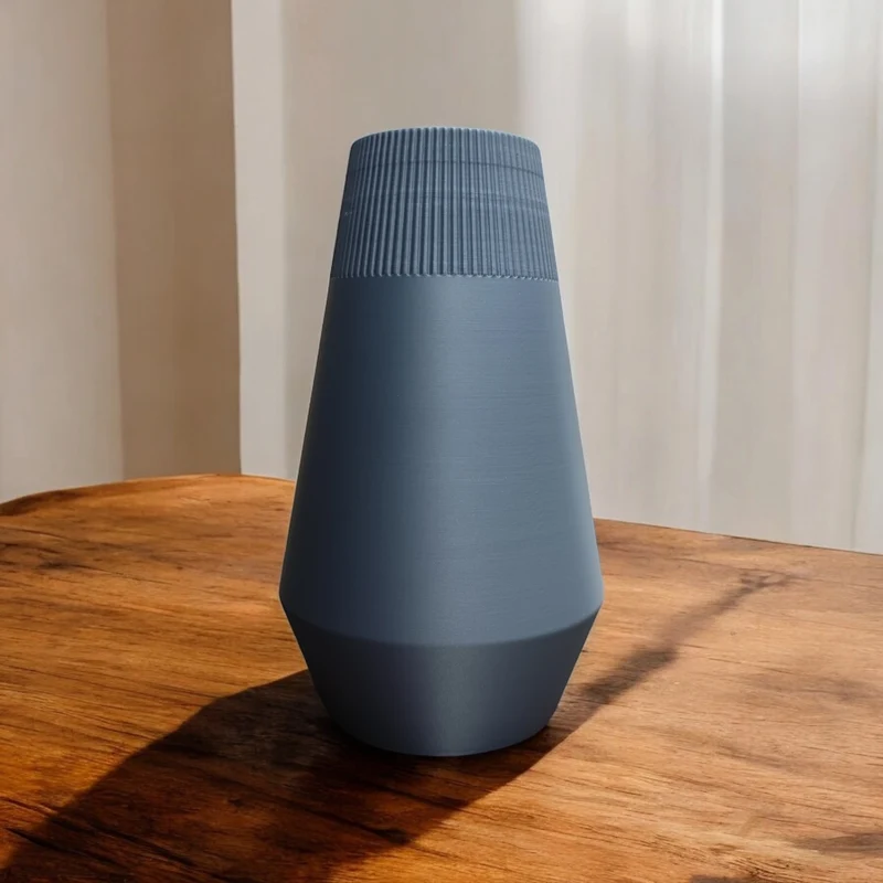 Vase égyptienne moderne avec design côtelé