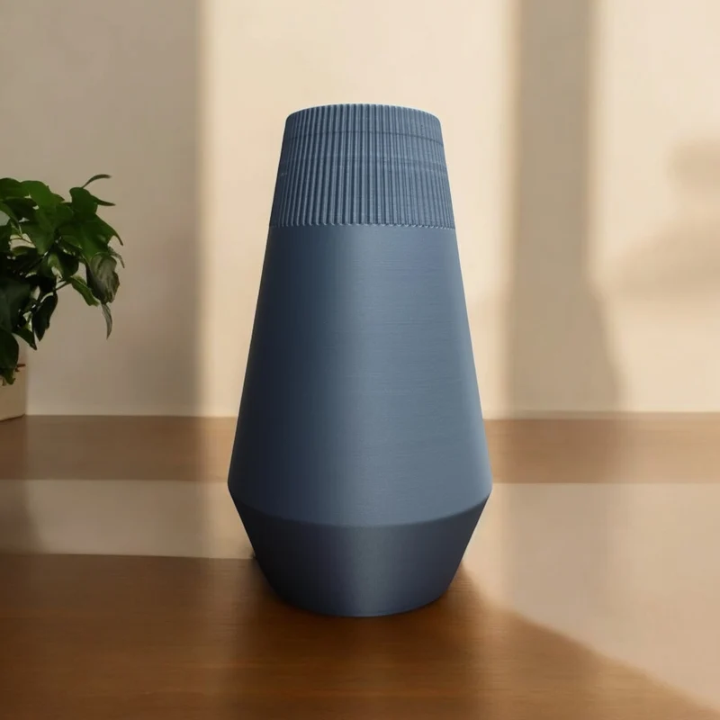 Vase égyptienne moderne avec design côtelé