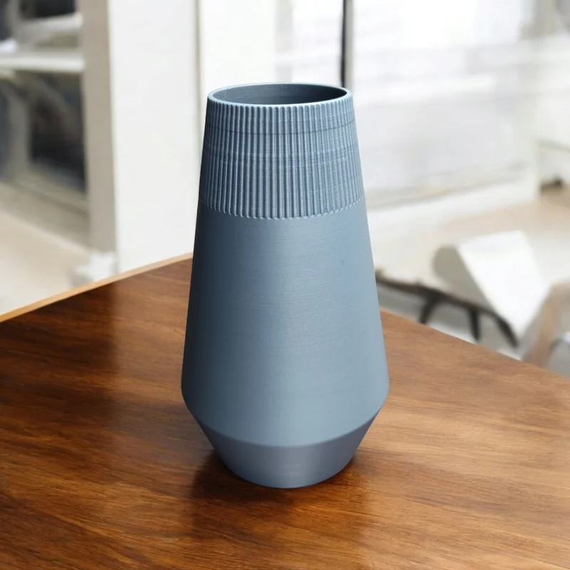 Vase égyptienne moderne avec design côtelé