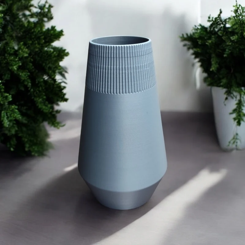 Vase égyptienne moderne avec design côtelé