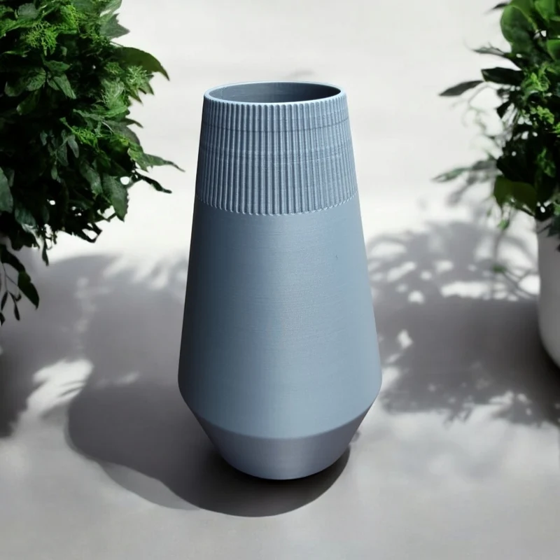 Vase égyptienne moderne avec design côtelé
