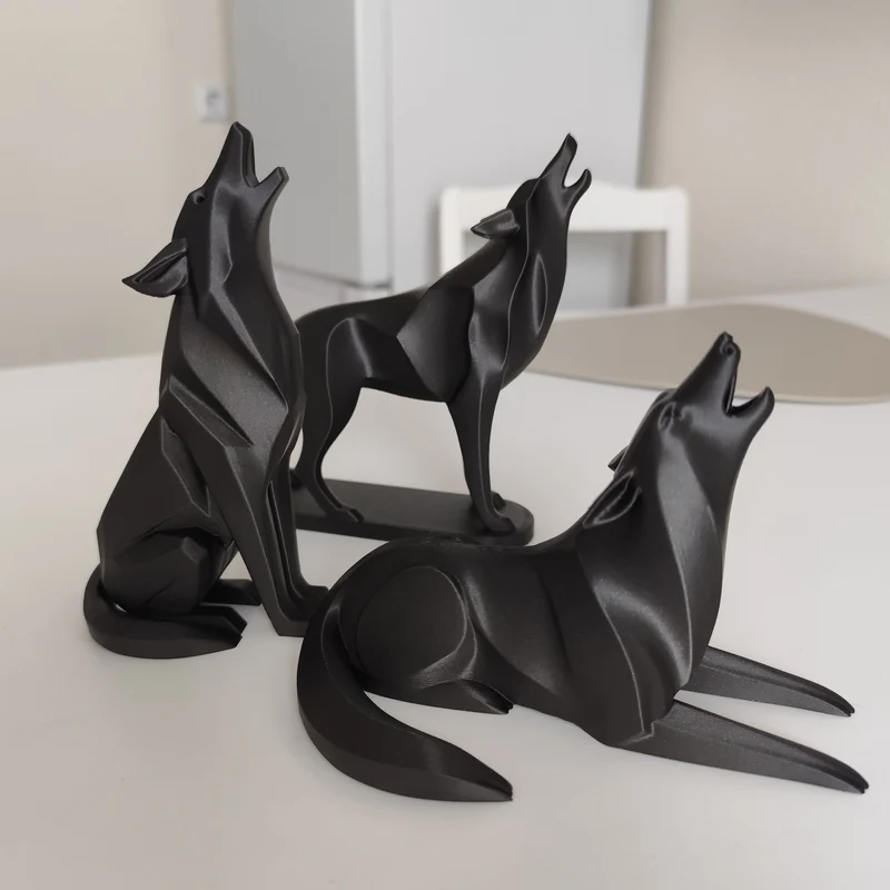 Sculpture minimaliste de loup hurlant couché