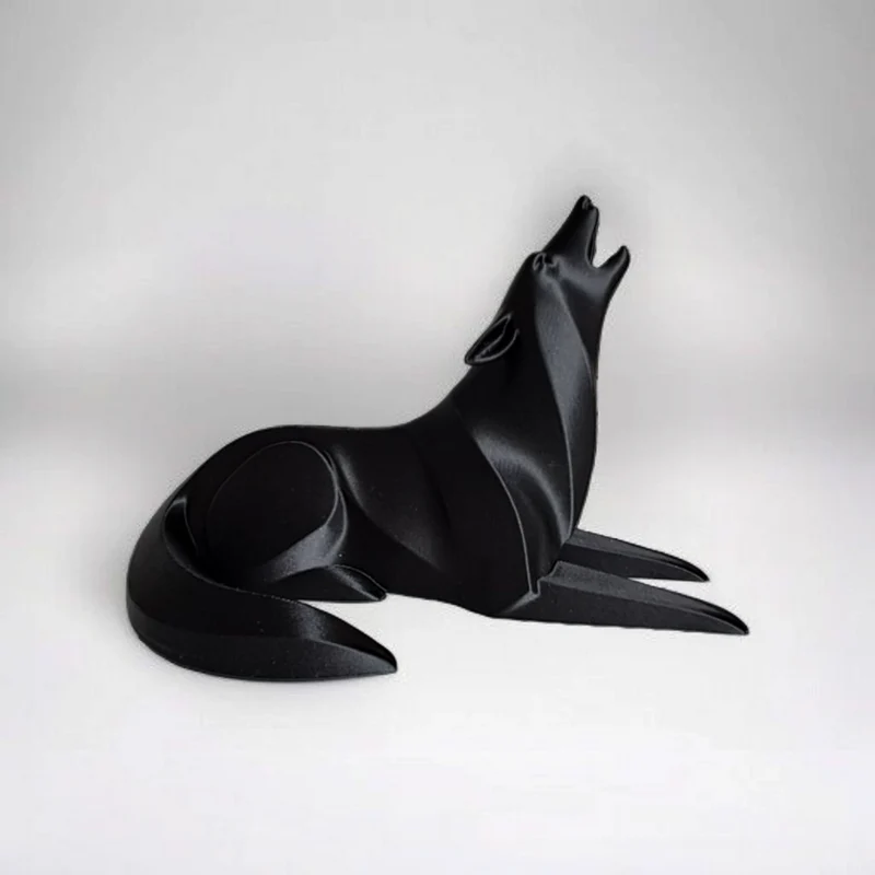 Sculpture minimaliste de loup hurlant couché