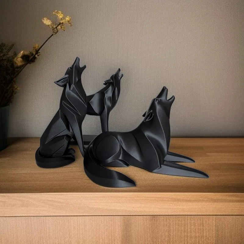 Sculpture minimaliste de loup hurlant couché
