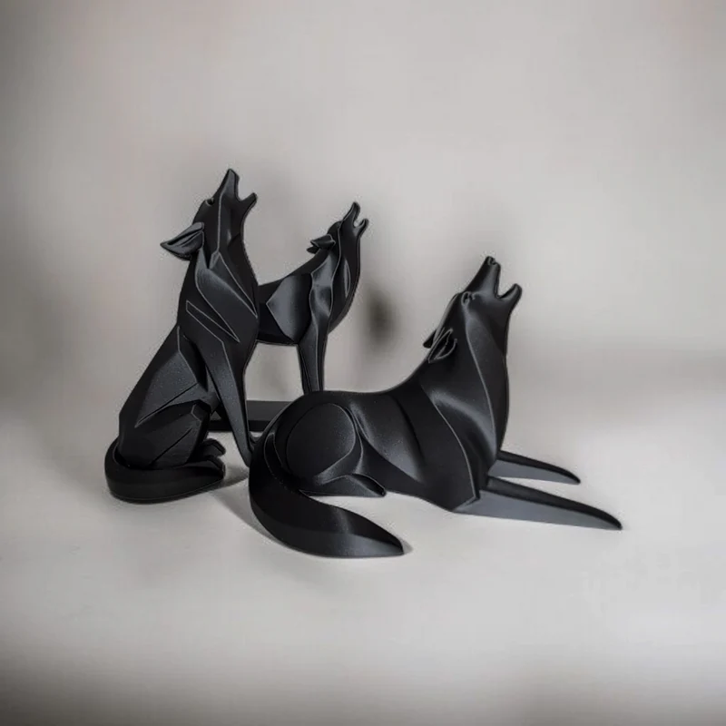 Sculpture minimaliste de loup hurlant couché
