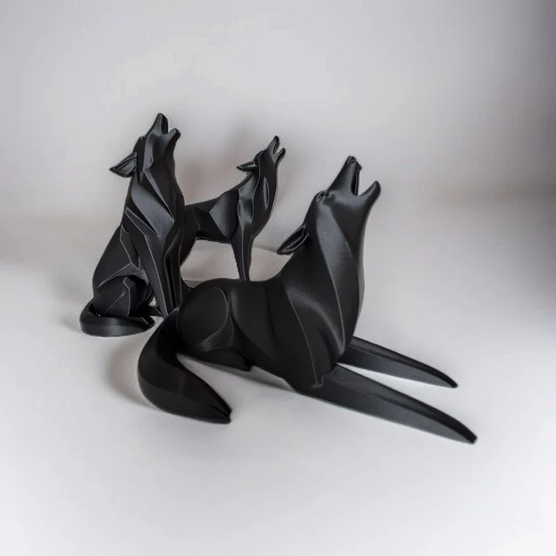 Sculpture minimaliste de loup hurlant couché