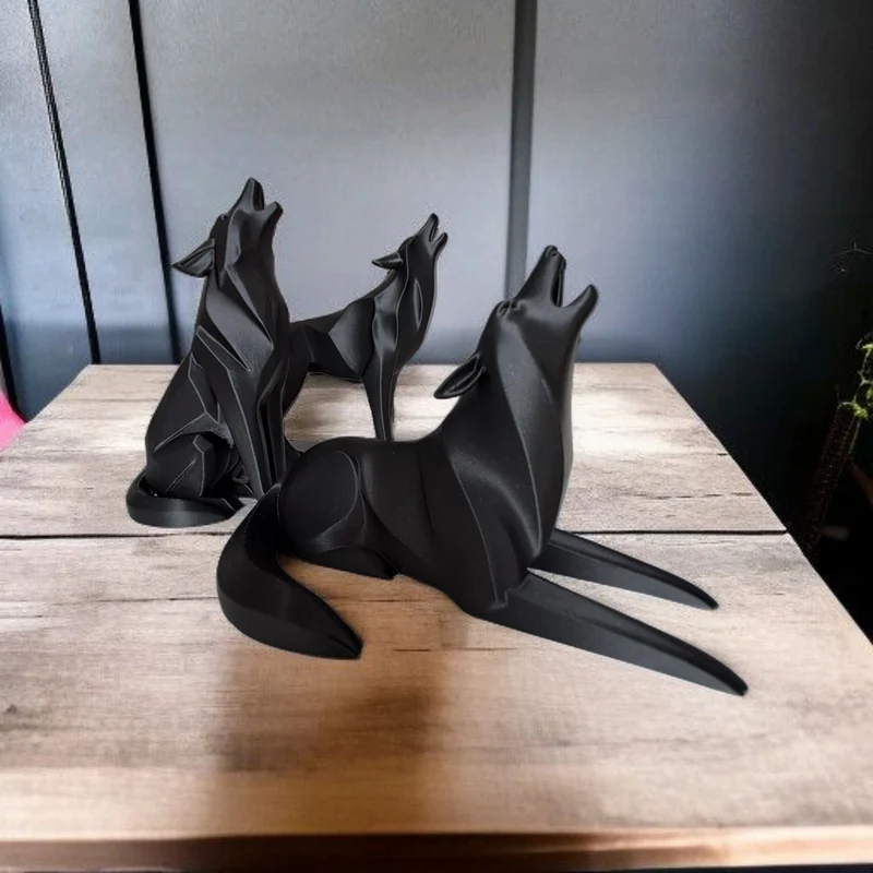 Sculpture minimaliste de loup hurlant couché