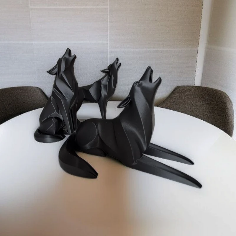 Sculpture minimaliste de loup hurlant couché