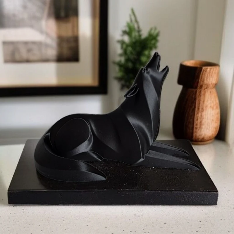 Sculpture minimaliste de loup hurlant couché