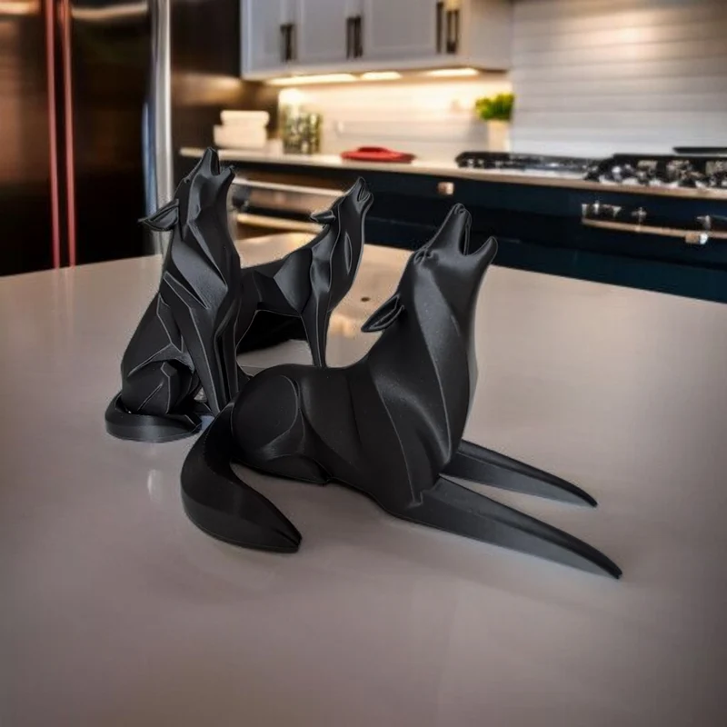 Sculpture minimaliste de loup hurlant couché