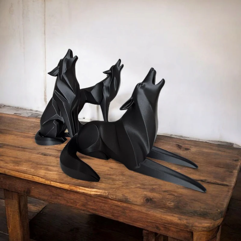 Sculpture minimaliste de loup hurlant couché