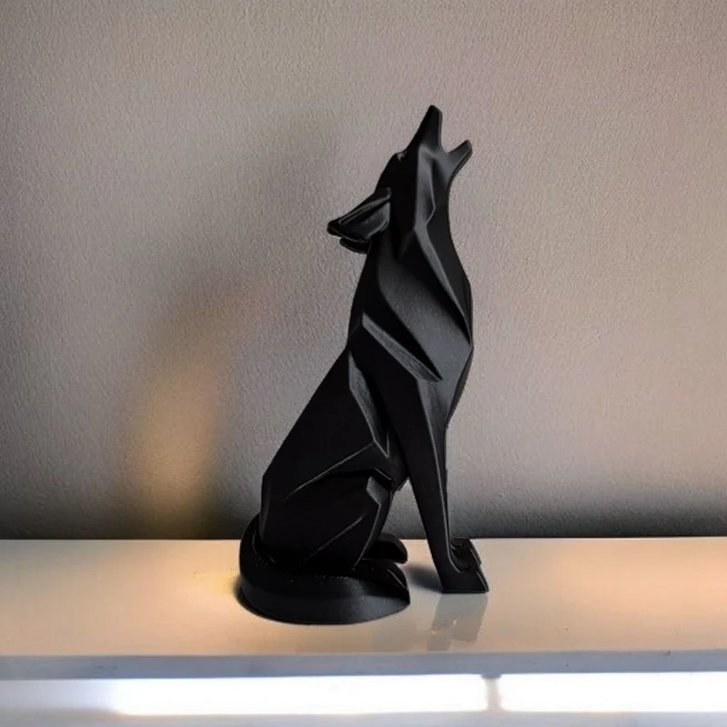 Sculpture minimaliste de loup hurlant couché