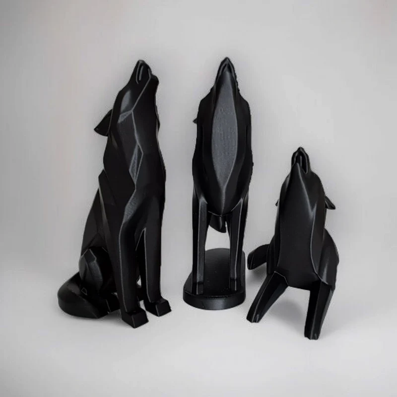 Sculpture minimaliste de loup hurlant couché