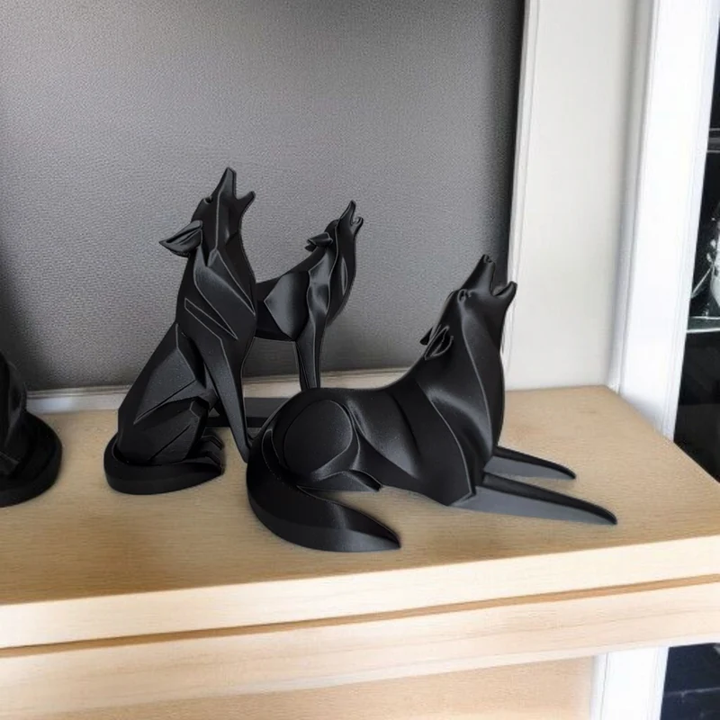 Sculpture minimaliste de loup hurlant couché