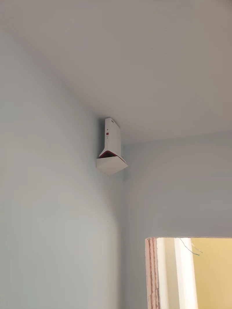 Support mural Fritz Repeater 3000 avec range-câbles intégré